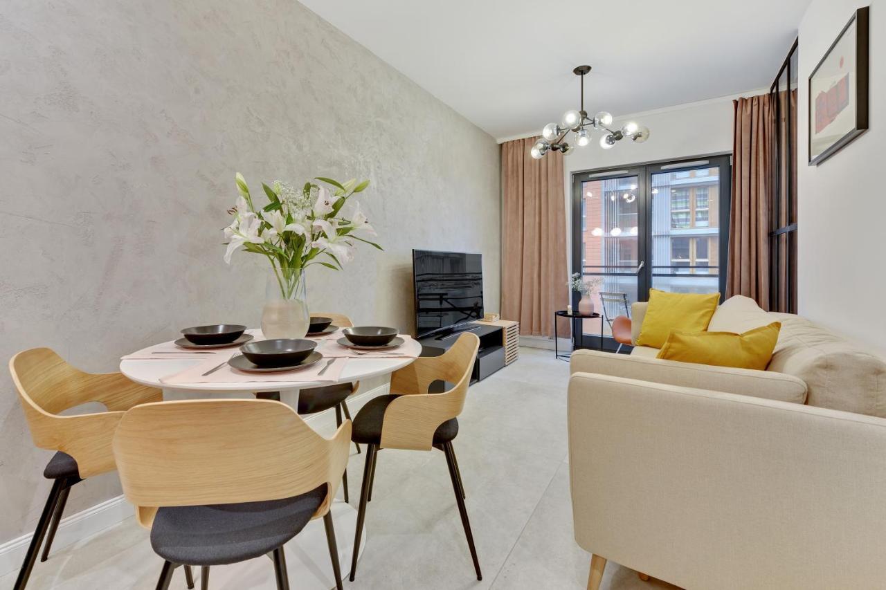 Aura III Apartments & Free Parking By Downtown Apartments グダニスク エクステリア 写真